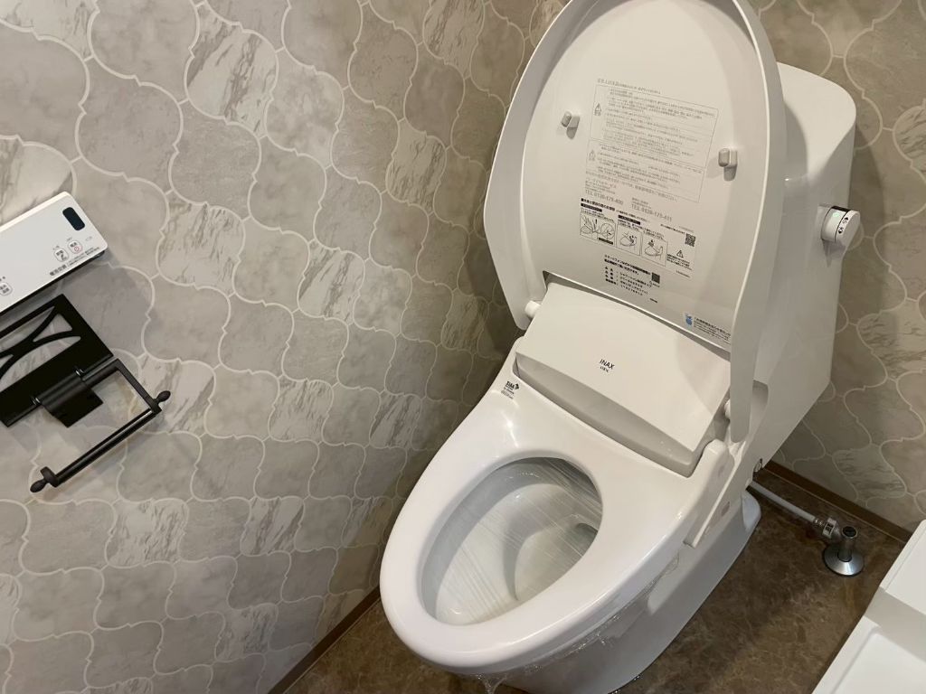 トイレクリーニングメニュー｜便器の黄ばみ・尿石・縁の裏側まで除菌清掃